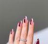 Unhas com nail art vermelha são versáteis e transmitem elegância e sofisticação