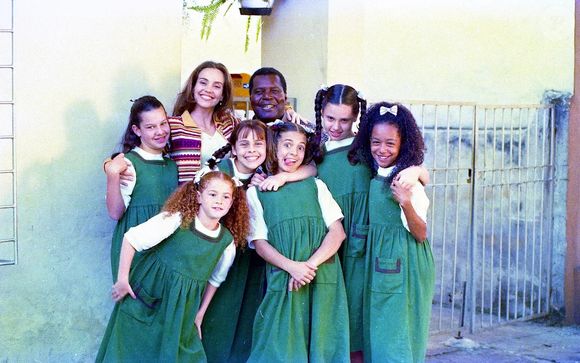 Renata Del Bianco interpretou Vivi na primeira versão de 'Chiquititas' (ao centro, com as mãos em volta do pescoço) exibida pelo SBT entre 1997 e 2001