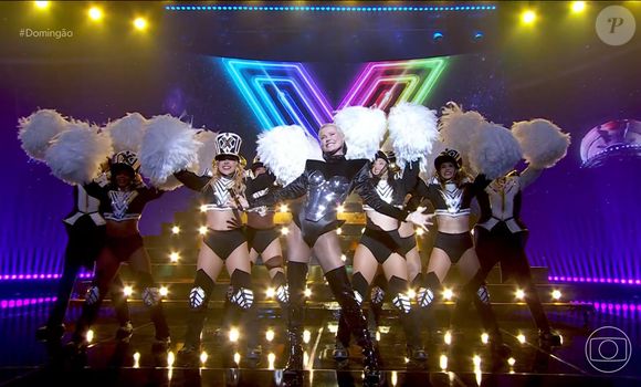 Xuxa mais uma vez deixou a virilha à mostra com seus looks inspirados nos figurinos dos anos 1980 / 90
