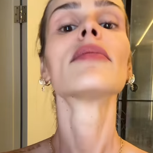 Depois do óleo corporal, Yasmin Brunet aplica o perfume.