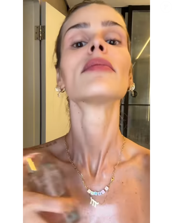 Depois do óleo corporal, Yasmin Brunet aplica o perfume.