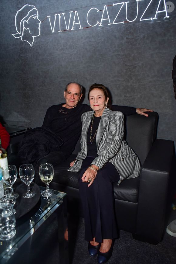 Ney Matogrosso e a mãe de Cazuza, Lucinha, posam juntos