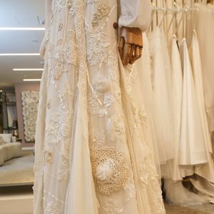 Ana Maria Braga vestiu uma saia construída em patchwork, feita com rendas, fios, fitas, pérolas, crochês e botões de madeira