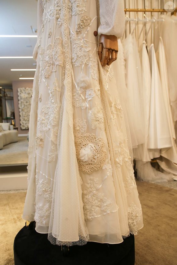 Ana Maria Braga vestiu uma saia construída em patchwork, feita com rendas, fios, fitas, pérolas, crochês e botões de madeira