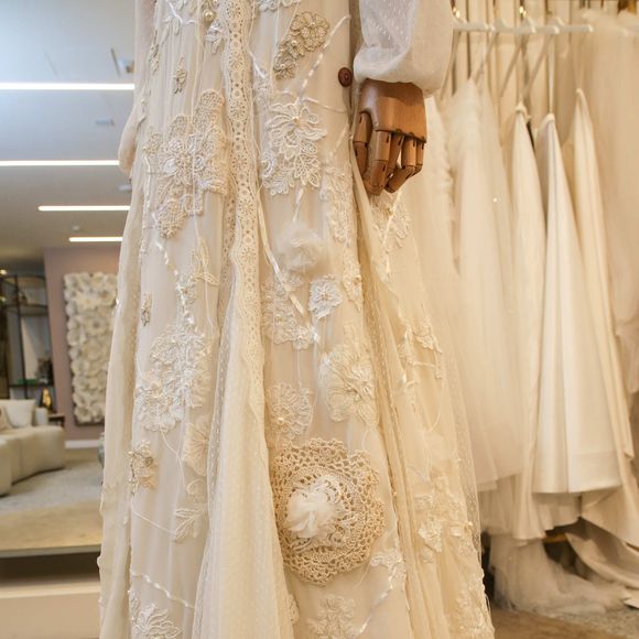 Ana Maria Braga vestiu uma saia construída em patchwork, feita com rendas, fios, fitas, pérolas, crochês e botões de madeira