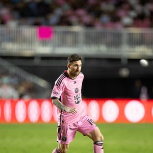 Messi ganha cerca de 60 milhões de dólares, cerca de R$ 363 milhões, por ano no clube