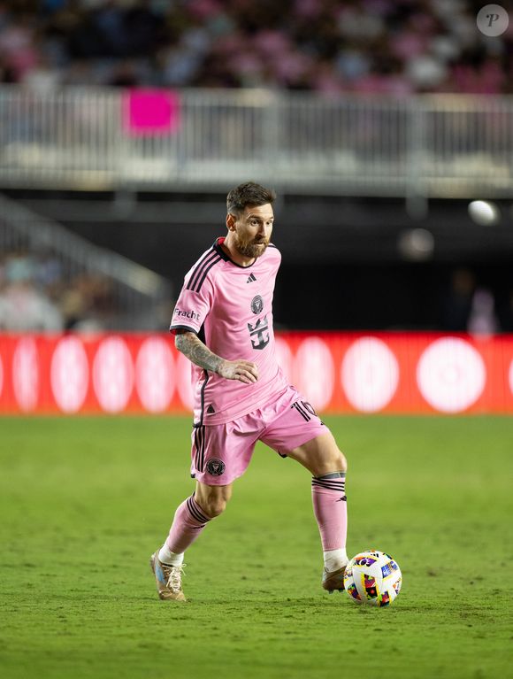 Messi ganha cerca de 60 milhões de dólares, cerca de R$ 363 milhões, por ano no clube