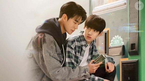 'Erro Semântico': um aluno rígido e outro super popular são forçados a trabalhar juntos e acabam transformando a rivalidade em romance