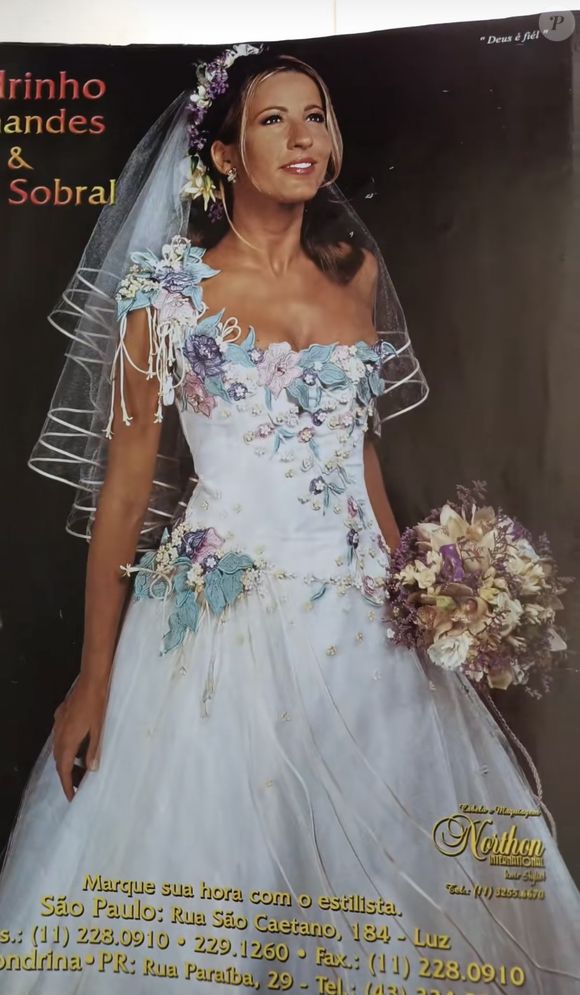 6. Vestido floral colorido

Uma explosão de romantismo! Aqui o branco é apenas a tela de fundo para aplicações em 3D de flores lilás, azuis e rosadas, criando um efeito de jardim encantado. O corpete é justo e trabalhado, enquanto a saia ganha movimento com as flores que descem até a barra. O buquê combina com os tons do vestido, e a tiara floral completa a estética campestre. Em 2002, esse vestido era considerado visionário e lúdico, trazendo cor para o altar e continua perfeito para quem deseja fugir do clássico branco em 2025.