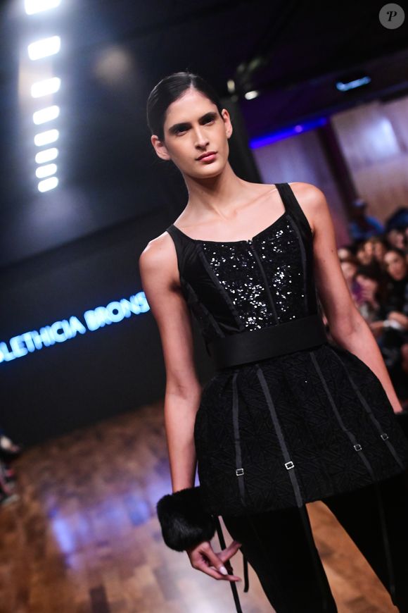 Peças em renda escura ganham destaque ao combinar delicadeza e atitude na coleção apresentada