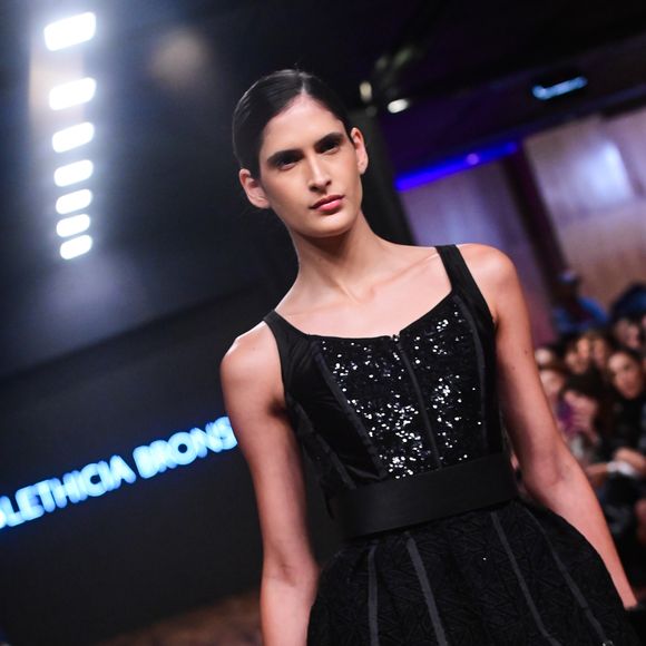 Peças em renda escura ganham destaque ao combinar delicadeza e atitude na coleção apresentada