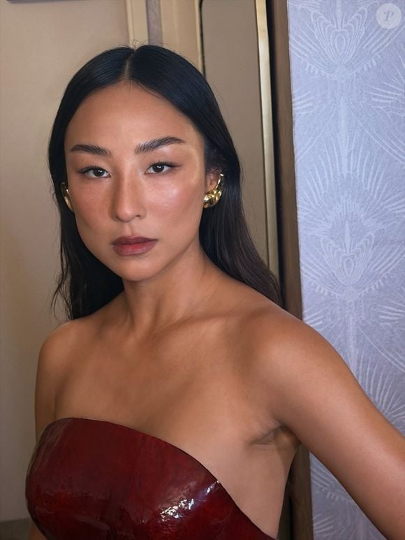 Greta Lee está entre as celebridades que aderiram às chamadas flat brows, sobrancelhas retas que prometem efeito lifting natural e aparência mais rejuvenescida