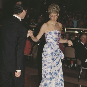 Mais do que moda, os sapatos metalizados usados por Lady Di revelam sensibilidade, estratégia de estilo e elegância sem esforço