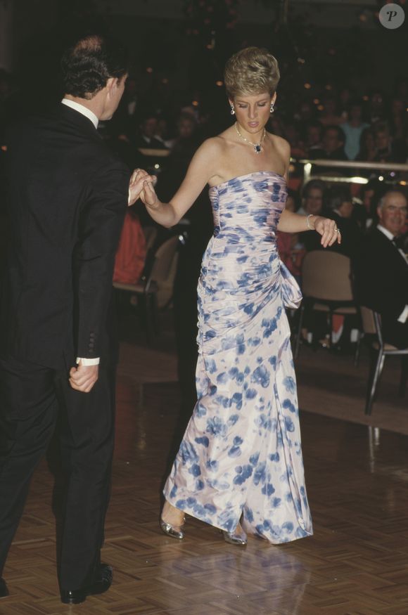 Mais do que moda, os sapatos metalizados usados por Lady Di revelam sensibilidade, estratégia de estilo e elegância sem esforço