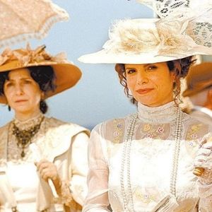 Novamente cacheada, Débora Bloch fez parte da minissérie 'Amazônia, de Galvez a Chico Mendes'