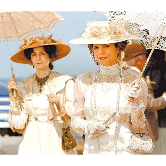 Novamente cacheada, Débora Bloch fez parte da minissérie 'Amazônia, de Galvez a Chico Mendes'