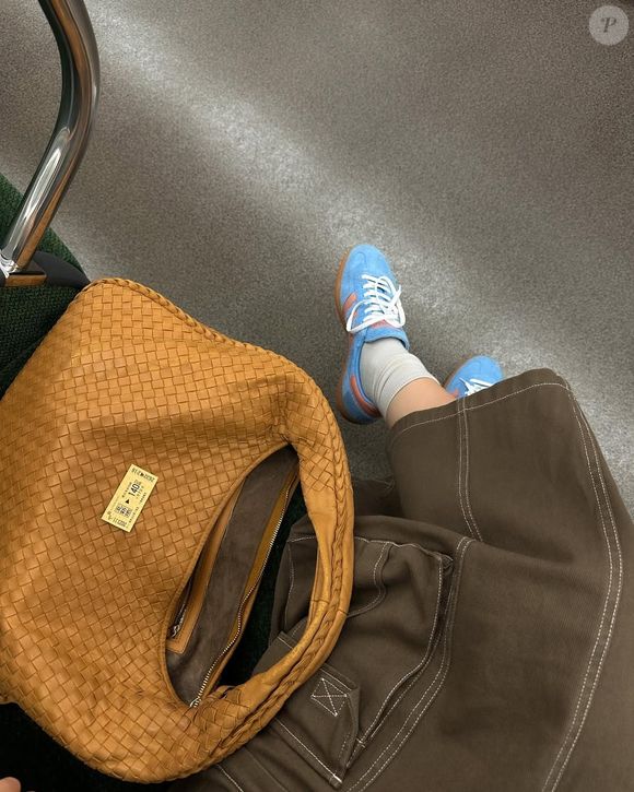 Tênis azul-claro sempre dão vida a looks sóbrios e sem graça