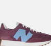 O New Balance 327 na cor vinho aposta em um visual que combina o DNA esportivo da marca à elegância do design, podendo acompanhar diferentes produções no dia a dia