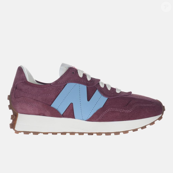 O New Balance 327 na cor vinho aposta em um visual que combina o DNA esportivo da marca à elegância do design, podendo acompanhar diferentes produções no dia a dia