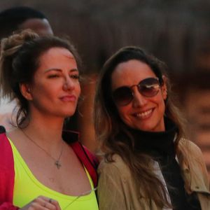 Maria Maya curtiu o feriado ao lado da namorada, a gerente comercial Amanda Labrego