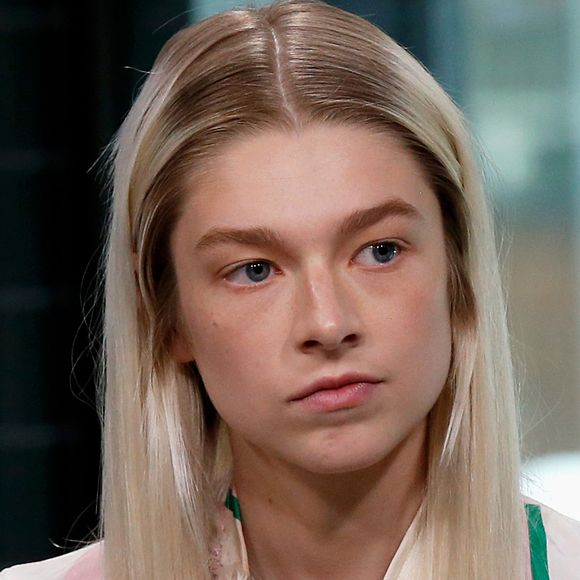 Hunter Schafer, que já havia atualizado seus documentos para refletirem sua identidade feminina desde a adolescência, se viu impactada diretamente por essa política. "Eu sabia da medida, mas duvidava que realmente fosse implementada assim. E aqui estamos", declarou.