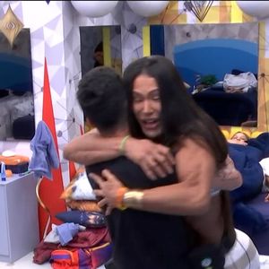 Um dos João's se mexeu para abraçar Gracyanne Barbosa, sendo xingado pelo irmão de 'burro' e 'jumento'