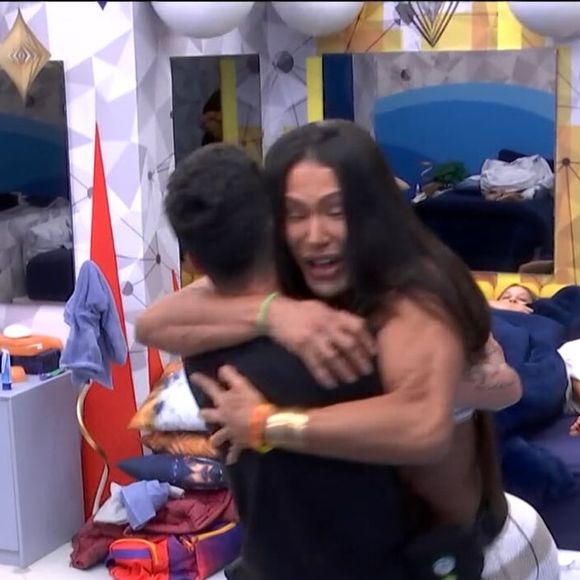 Um dos João's se mexeu para abraçar Gracyanne Barbosa, sendo xingado pelo irmão de 'burro' e 'jumento'