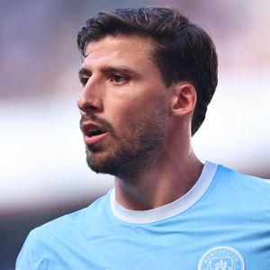 Rúben Dias é um zagueiro português, amplamente considerado um dos melhores defensores do mundo. Ele joga pelo Manchester City (Inglaterra) e foi convocado para defender a Seleção de Portugal na Copa do Mundo FIFA 2026