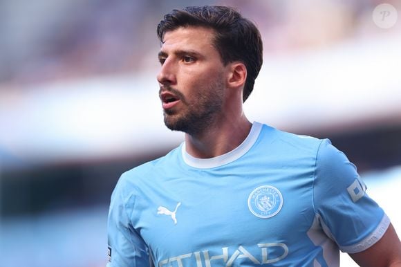 Rúben Dias é um zagueiro português, amplamente considerado um dos melhores defensores do mundo. Ele joga pelo Manchester City (Inglaterra) e foi convocado para defender a Seleção de Portugal na Copa do Mundo FIFA 2026