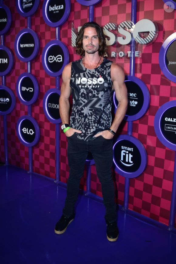 Jonatas Faro em A Fazenda 2026: começou ainda criança, como Samuca em Chiquititas, e depois ganhou destaque em Malhação. Também esteve em novelas como Insensato Coração e Cheias de Charme, participou do Dança dos Famosos e chegou a lançar um EP como cantor