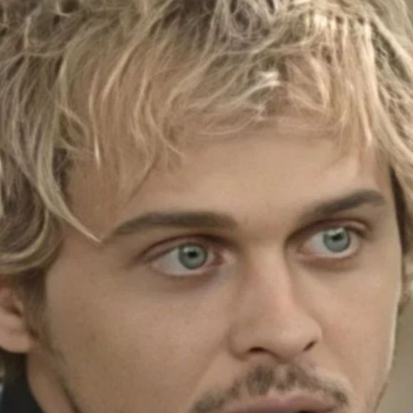 Surra histórica em Alexandre na novela 'A Viagem'! Cheio de raiva, irmão de Diná não atende pedido de outro preso e corre risco de vida