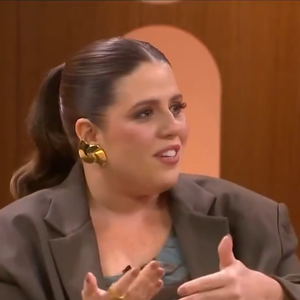 Tati Machado retornou ao ‘Saia Justa’ nesta quarta-feira (10), quatro meses após perder o filho, Rael, na reta final da gravidez