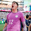 Antes de acabar com o penta da Alemanha e manter a hegemonia mundial do Brasil na Copa, goleiro do Paraguai vendeu as próprias chuteiras para sustentar a família