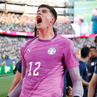 Antes de acabar com o penta da Alemanha e manter a hegemonia mundial do Brasil na Copa, goleiro do Paraguai vendeu as próprias chuteiras para sustentar a família