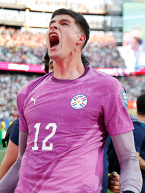 Antes de acabar com o penta da Alemanha e manter a hegemonia mundial do Brasil na Copa, goleiro do Paraguai vendeu as próprias chuteiras para sustentar a família