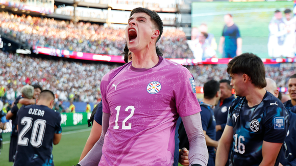 Antes de acabar com o penta da Alemanha e manter a hegemonia mundial do Brasil na Copa, goleiro do Paraguai vendeu as próprias chuteiras para sustentar a família