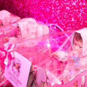 Deolane Bezerra escolheu os bebês reborn como lembrancinhas especiais para a festa de 9 anos de Valentina