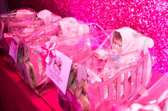 Deolane Bezerra escolheu os bebês reborn como lembrancinhas especiais para a festa de 9 anos de Valentina