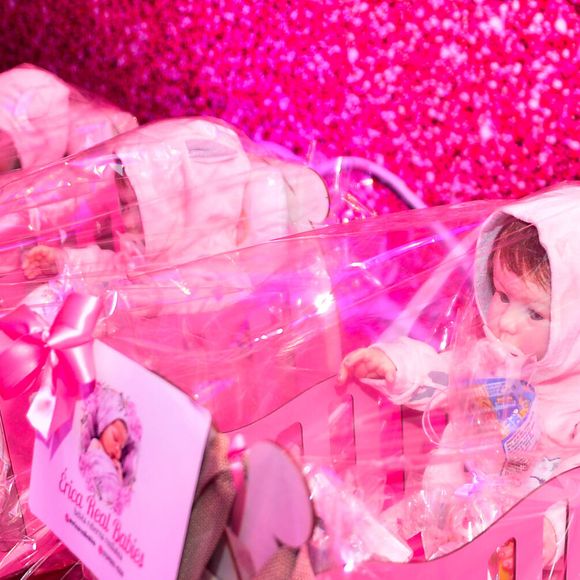 Deolane Bezerra escolheu os bebês reborn como lembrancinhas especiais para a festa de 9 anos de Valentina
