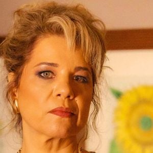 O delineador é um dos itens fundamentais para valorizar os olhos, mas uma linha muito grossa ou um traço abaixo da pálpebra caída pode deixar os pés de galinha mais evidentes