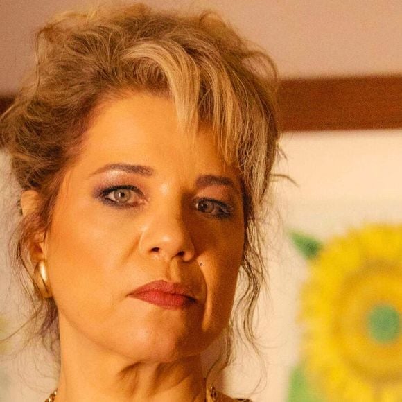 O delineador é um dos itens fundamentais para valorizar os olhos, mas uma linha muito grossa ou um traço abaixo da pálpebra caída pode deixar os pés de galinha mais evidentes