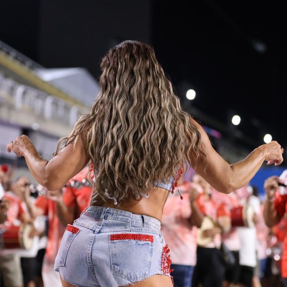 Miçangas, jeans e muito samba! O look de Viviane Araújo une modernidade e tradição no esquenta para o desfile.