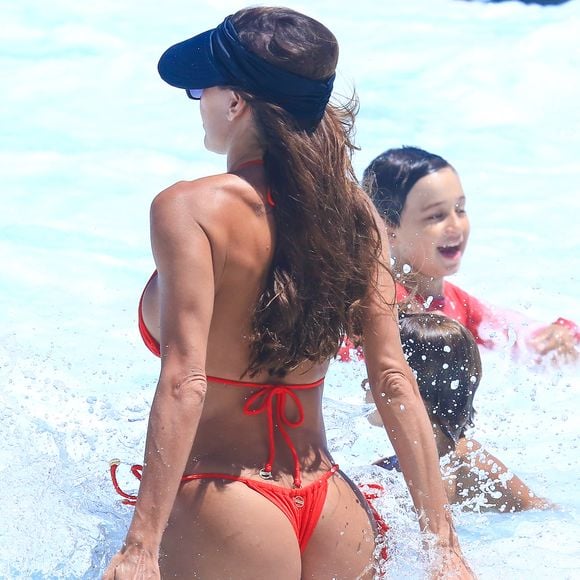 Deborah Secco deu um mergulho no mar de águas claras