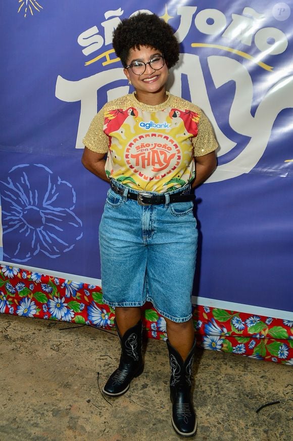 Tia Milena elegeu um look simples composto pelo abadá da festa e um bermudão jeans