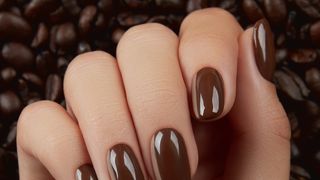 Quais cores de esmalte estão em alta no inverno 2025? Esses 6 tons elegantes vão conquistar as apaixonadas por beleza