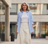 Os sapatos baixos viraram os grandes aliados da calça jeans branca em 2026, trazendo conforto e elegância para looks frescos e sofisticados