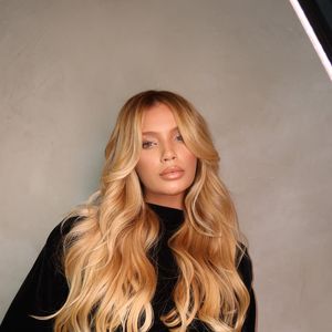 O visual de Gabriely Miranda reforça uma tendência cada vez mais forte entre as mulheres. 'Hoje um loiro sofisticado não precisa ser extremamente claro. Melhor um iluminado mais saudável e mais brilhante', explicou Natasha Pires