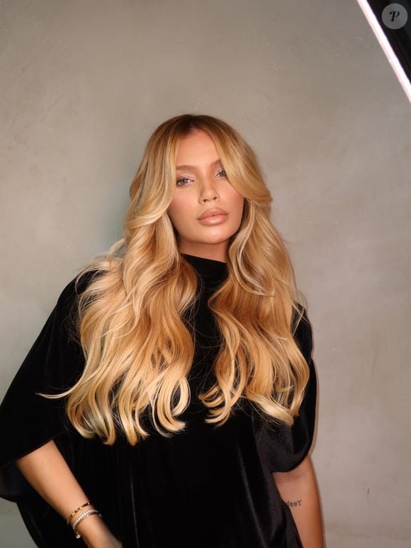 O visual de Gabriely Miranda reforça uma tendência cada vez mais forte entre as mulheres. 'Hoje um loiro sofisticado não precisa ser extremamente claro. Melhor um iluminado mais saudável e mais brilhante', explicou Natasha Pires