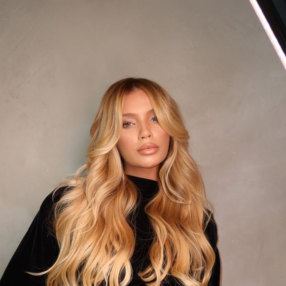 O visual de Gabriely Miranda reforça uma tendência cada vez mais forte entre as mulheres. 'Hoje um loiro sofisticado não precisa ser extremamente claro. Melhor um iluminado mais saudável e mais brilhante', explicou Natasha Pires