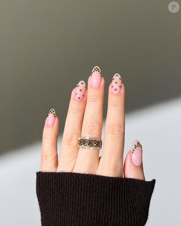 Unhas com poá funcionam bem em diferentes formatos e comprimentos, do curto ao longo; nesta foto, strass foram usados como as bolinhas, dando um visual sofisticado